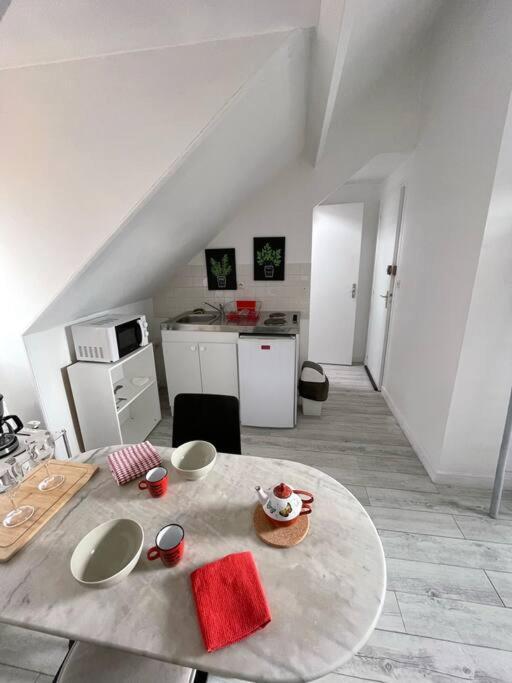 Le Cocon Rouge - Studio En Plein Centre Historique Lamballe Eksteriør billede