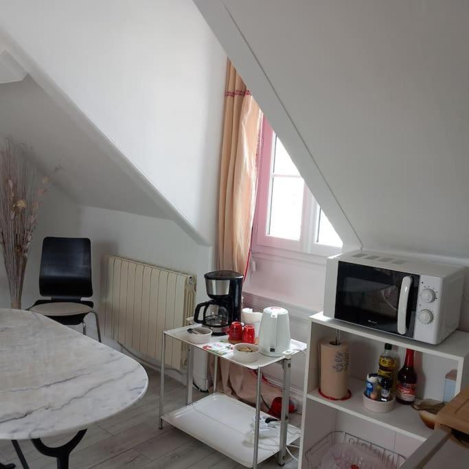 Le Cocon Rouge - Studio En Plein Centre Historique Lamballe Eksteriør billede