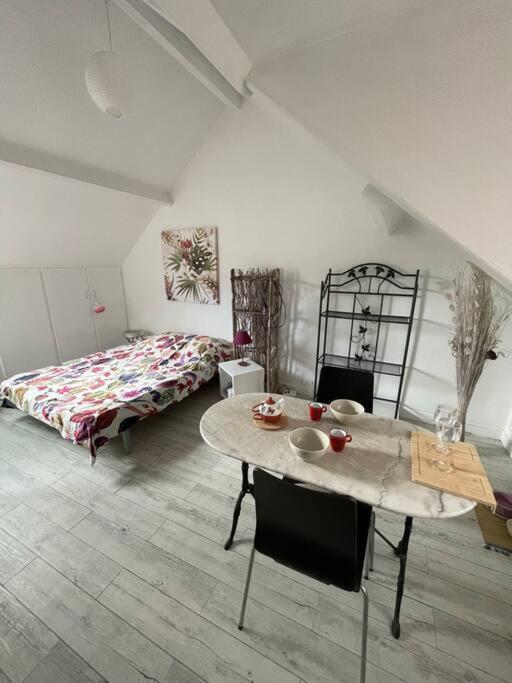 Le Cocon Rouge - Studio En Plein Centre Historique Lamballe Eksteriør billede