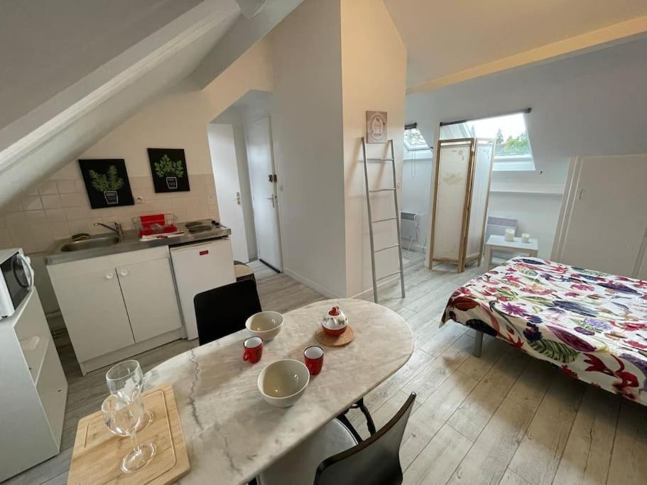 Le Cocon Rouge - Studio En Plein Centre Historique Lamballe Eksteriør billede